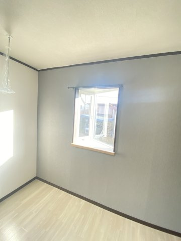 グリーンヒル壱番館の洋室|お洒落なアクセントクロス。角部屋なので採光窓が多いのも嬉しいポイント！