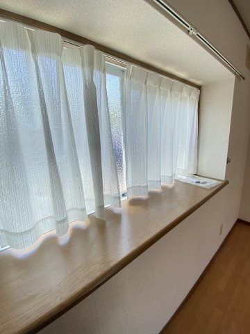 ツインハイツAの内装|居間に2面窓があり、明るいです。