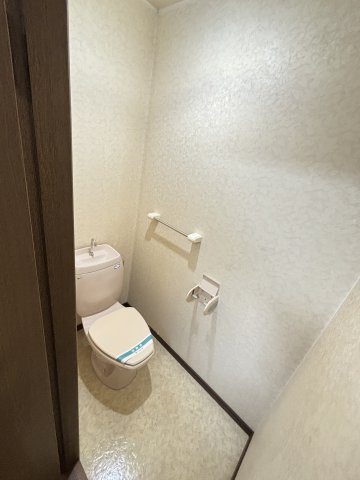 サンヒルズ江良Aのトイレ|落ち着いた色調のトイレです