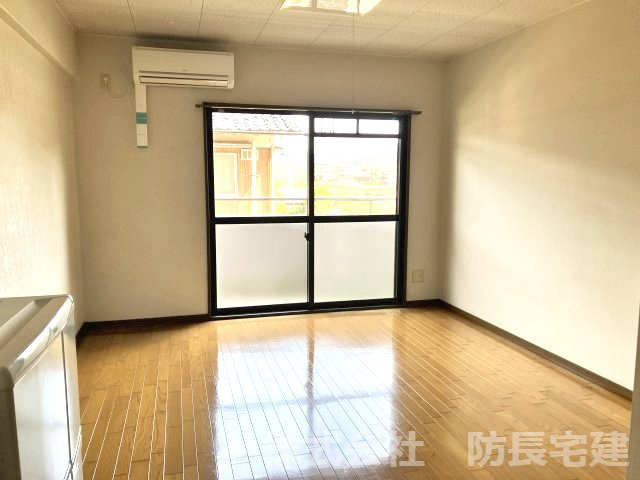 シャトル三の宮の居間・リビング|ゆったりとした居間です