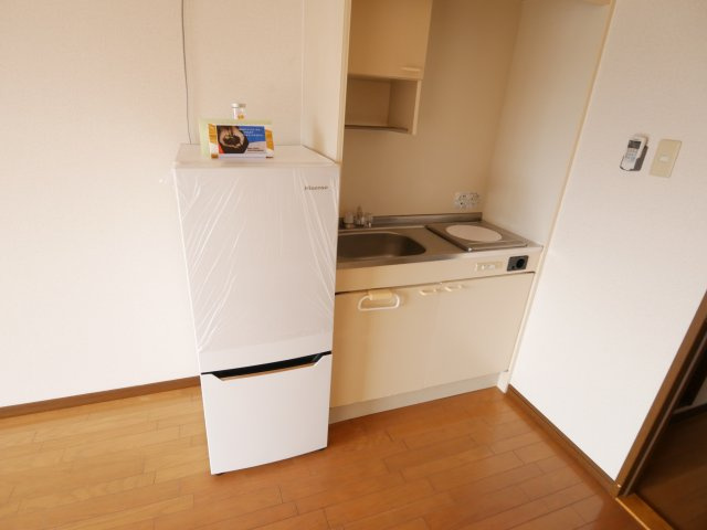 シャトル三の宮のキッチン|掲載の写真は、本物件内の別住戸を撮影したものです。実際のお部屋とは間取りや仕様、設備の色味等が異なる場合があります。