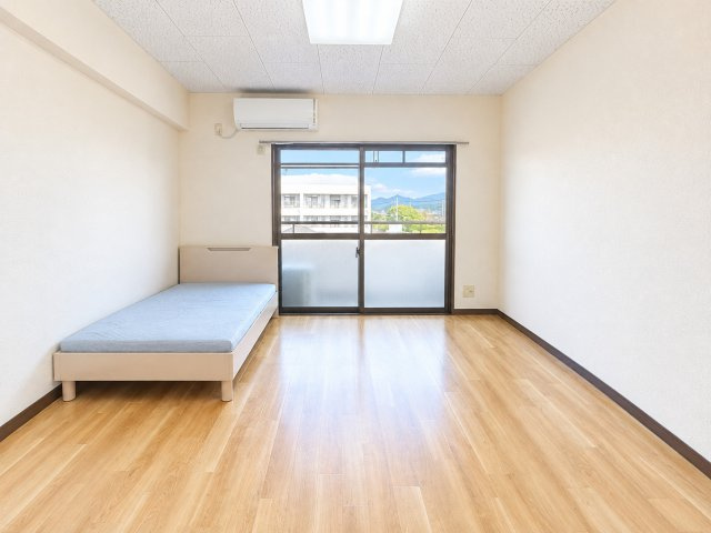 シャトル三の宮の居間・リビング|ベットは前の入居者の残置物です。使用しない場合こちらで撤去します。