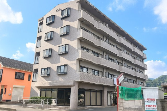 シャトル三の宮の外観|1階はテナントです