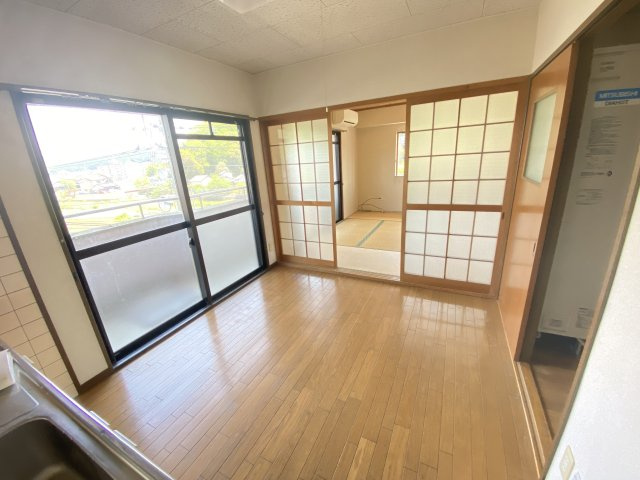 シャトル三の宮の居間・リビング