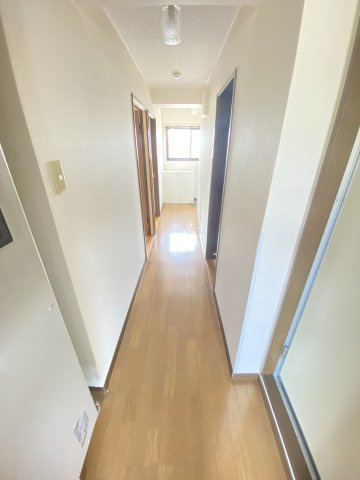 シャトル三の宮の内装