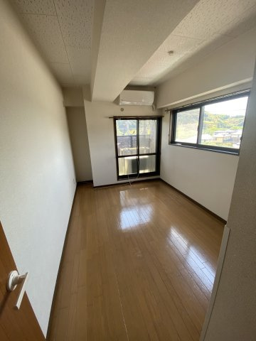 シャトル三の宮の居間・リビング