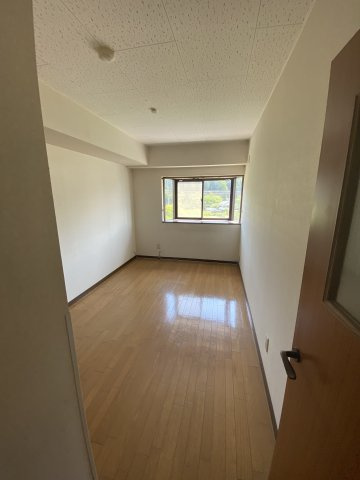 シャトル三の宮の居間・リビング