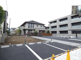 敷地内駐車場あり(2022.7　写真左奥のスペースに物件オーナー専用のガレージ建築中)