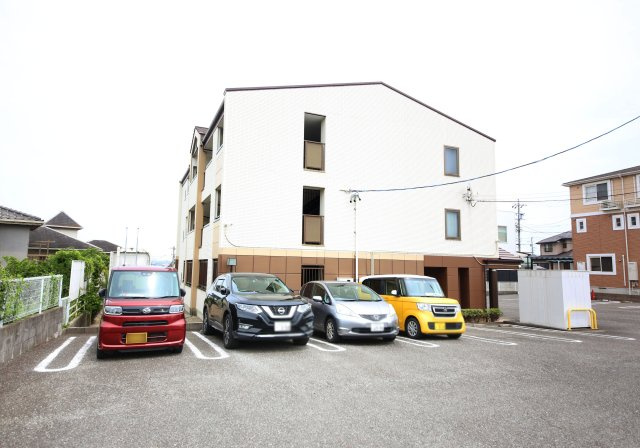 サバーバンハウスIIの駐車場