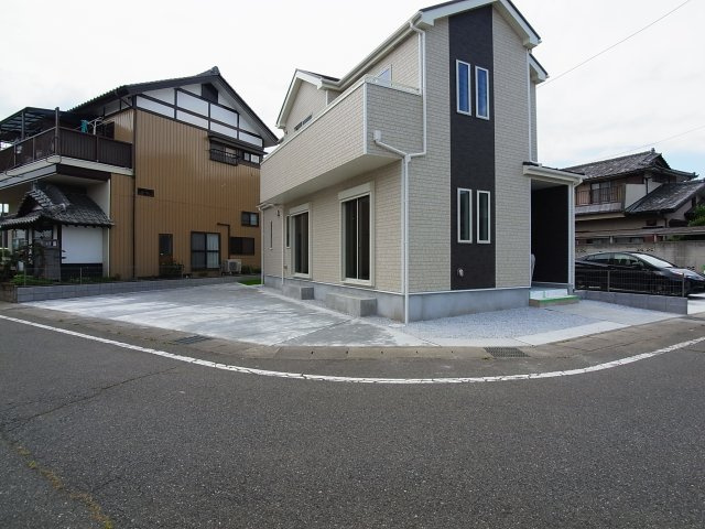 新築　前橋市総社町5期　Heartful　Town　2号棟の駐車場|現地写真　駐車スペースは並列2台+2台分可能です！
