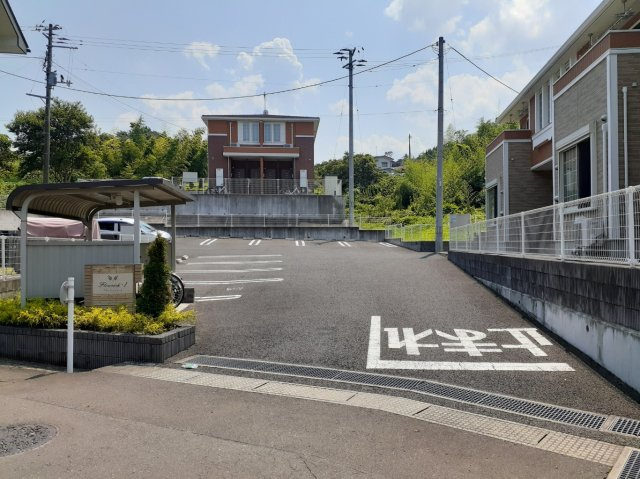 アパート入り口、駐車場です