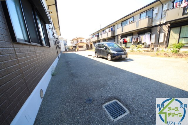 アルパポンテ二番館の駐車場