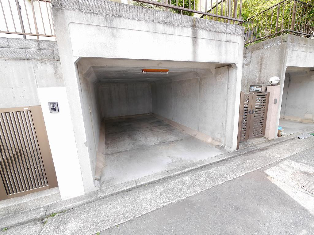 明石市魚住町清水中古戸建の駐車場|◇ハイルーフ車も可能な車庫付き♪