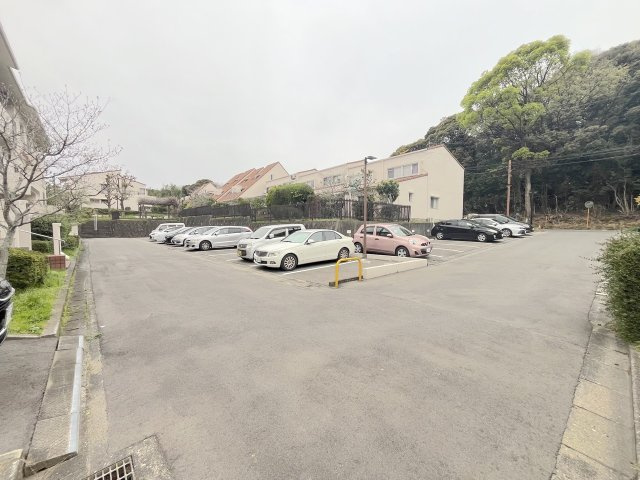 スカイタウン寺塚住宅、25号棟の駐車場