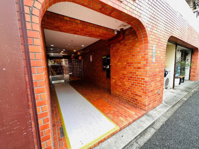 アルプスマンション西大久保のエントランス