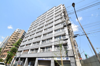 【外観】 | 青空によく映える建物です。手入れの行き届いた外壁やマンション正面エントランスなど、綺麗な姿をぜひ一度、現地にてご覧ください。～即日のご見学可能～　お問合せはお気軽にどうぞ。
