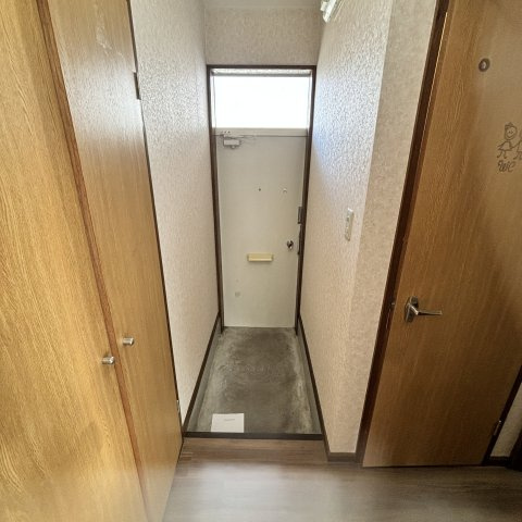 学）ハイツ新生の玄関