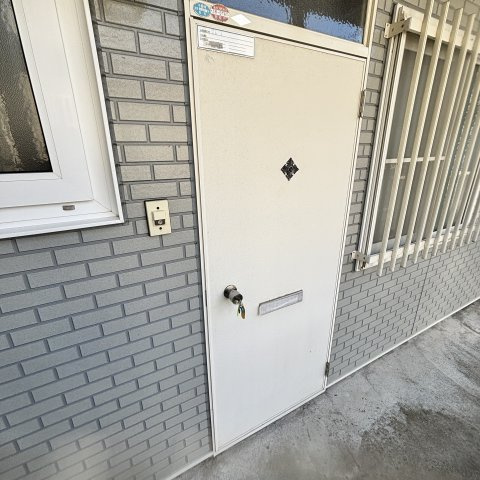 学）ハイツ新生の玄関