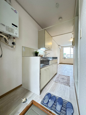 【玄関】 | アクシス山口台 | 玄関から室内への景観です！玄関を入るとすぐに洋室6帖のお部屋があります◎