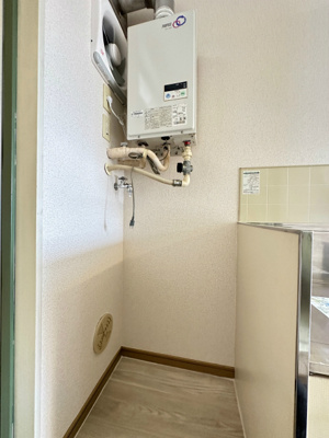 【設備】 | アクシス山口台 | 玄関にある室内洗濯機置き場です！室内に置けるので洗濯機が痛みにくい♪