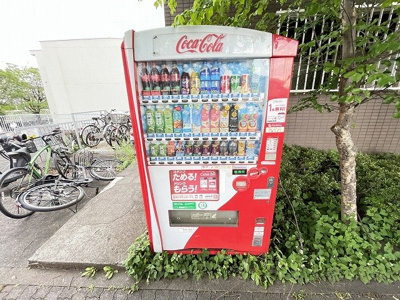 【その他】 | アクシス山口台 | 建物の目の前に自動販売機があります☆のどが乾いたらすぐ買いに来られるので便利です！