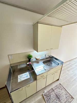 【キッチン】 | アクシス山口台 | ガスコンロ設置可能のキッチンです☆場所を取るお鍋やお皿もたっぷり収納できてお料理がはかどります！