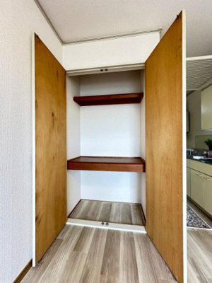 【収納】 | アクシス山口台 | 洋室6帖のお部屋にある収納スペースです！奥行きのある収納で、かさ張るお掃除用品なども収納できて便利！