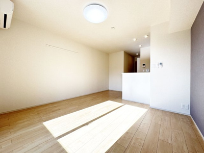 【居間・リビング】 | シャンデポワールⅠ | ※同物件、別のお部屋の写真です