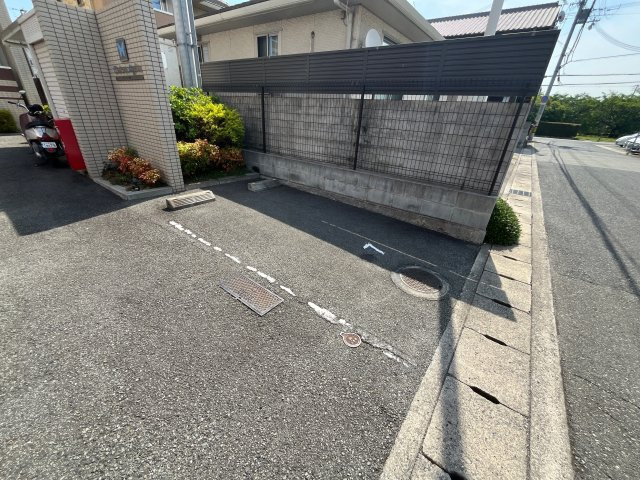 シャトー揚羽の駐車場