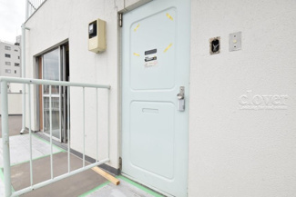 【その他共用部分】 | レトロ感を感じさせる玄関ドア。中古物件の場合、ドア自体は交換できませんが、お部屋の購入後、カギの交換は推奨しております。～即日のご見学可能～　お問合せはお気軽にどうぞ。