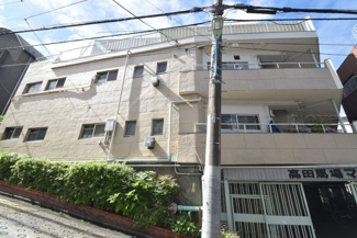 【外観】 | 青空によく映える建物です。手入れの行き届いた外壁やマンション正面エントランスなど、綺麗な姿をぜひ一度、現地にてご覧ください。～即日のご見学可能～　お問合せはお気軽にどうぞ。