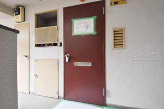 【その他共用部分】 | 皆様をお迎えする、お部屋の玄関ドア。開けやすさや開放角度、ドアノブの操作しやすさや鍵の形状などを、現地で一度ご確認ください。～即日のご見学可能～　お問合せはお気軽にどうぞ。
