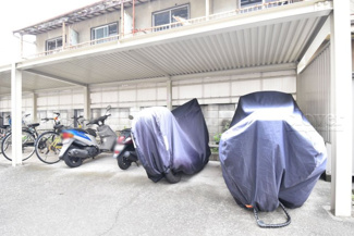 【駐車場】 | バイク置き場。空き区画の有無や駐輪料金、サイズおよび排気量規定などについては、改めてお問い合わせください。～即日のご見学可能～　お問合せはお気軽にどうぞ。