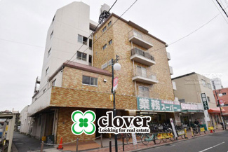 【外観】 | 青空によく映える建物です。手入れの行き届いた外壁やマンション正面エントランスなど、綺麗な姿をぜひ一度、現地にてご覧ください。～即日のご見学可能～　お問合せはお気軽にどうぞ。