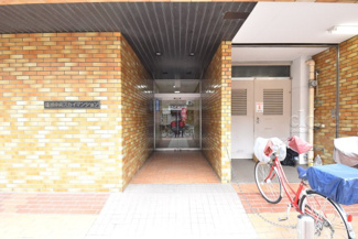 【エントランス】 | マンションの正面エントランス。出入りする人間を癒してくれるマンション入り口であり、その建物の「顔」でもあります。～即日のご見学可能～　お問合せはお気軽にどうぞ。