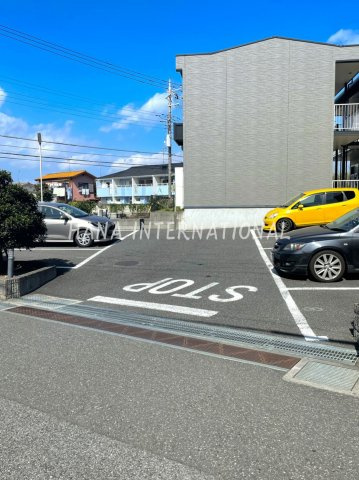 レオパレスイーストの駐車場