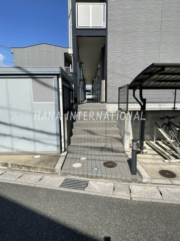レオパレスイーストのエントランス
