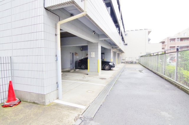 KIフラット越谷の駐車場