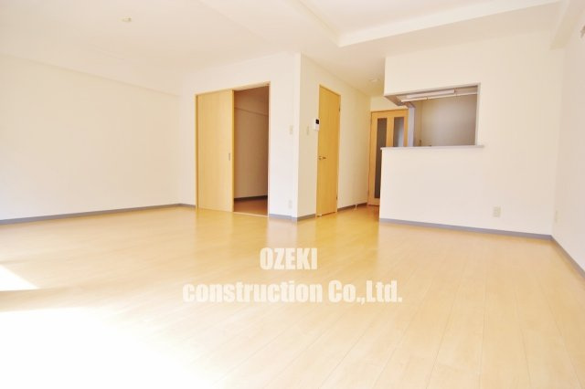 KIフラット越谷の居間・リビング