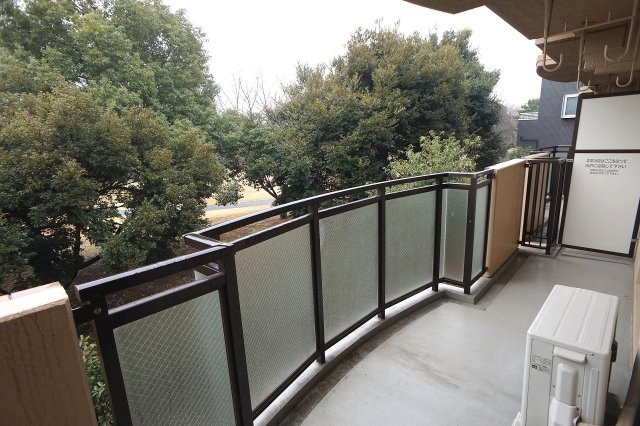 アルヴェレット【当社管理物件】のバルコニー|バルコニー　横に広くいろいろと干せそうです証明