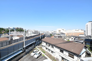 【展望】 | 眼前に広がる空の雄大さと、このお部屋の自慢の一つである「眺望」をご覧ください。毎日、この景色を独り占めできる新生活に夢が広がります。～即日のご見学可能～　お問合せはお気軽にどうぞ。
