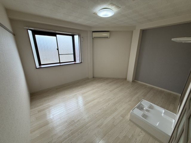 大和高田市西三倉堂２丁目の賃貸マンションの居間・リビング