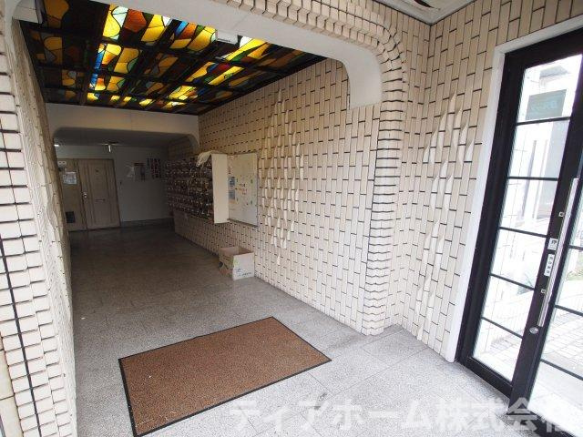 大和高田市西三倉堂２丁目の賃貸マンションのエントランス