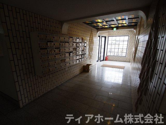 大和高田市西三倉堂２丁目の賃貸マンションのロビー