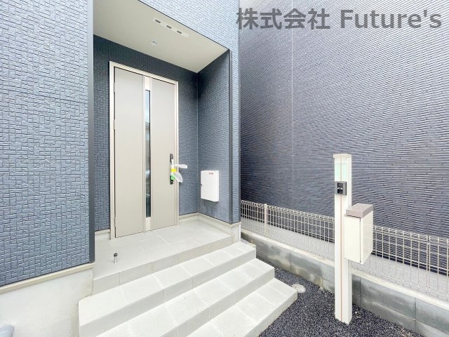 吉川市中野　新築戸建　全1棟のエントランス|不在時に便利な宅配BOX完備