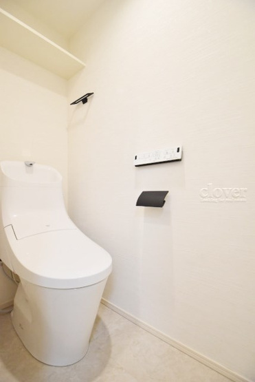 【トイレ】 | シャンボール文京 | 上部に収納を備えたトイレです。自宅の中でも最もプライベートな空間だからこそ、ほしい「落ち着き」がここにあります。～即日のご見学可能～　お問合せはお気軽にどうぞ。
