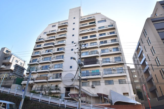 【外観】 | シャンボール文京 | 青空によく映える建物です。手入れの行き届いた外壁やマンション正面エントランスなど、綺麗な姿をぜひ一度、現地にてご覧ください。～即日のご見学可能～　お問合せはお気軽にどうぞ。