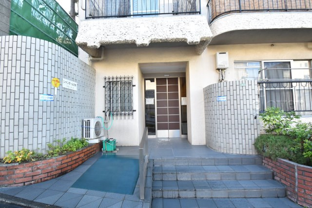 【エントランス】 | シャンボール文京 | マンションの正面エントランス。出入りする人間を癒してくれるマンション入り口であり、その建物の「顔」でもあります。～即日のご見学可能～　お問合せはお気軽にどうぞ。