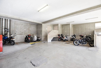 【駐車場】 | バイク置き場。空き区画の有無や駐輪料金、サイズおよび排気量規定などについては、改めてお問い合わせください。～即日のご見学可能～　お問合せはお気軽にどうぞ。