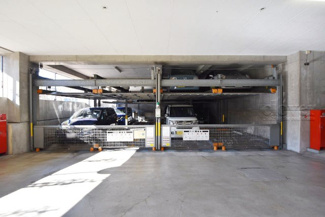 【駐車場】 | マンションの駐車場スペース。空きの有無や駐車料金、サイズ規定などについては、改めてお問い合わせください。～即日のご見学可能～　お問合せはお気軽にどうぞ。